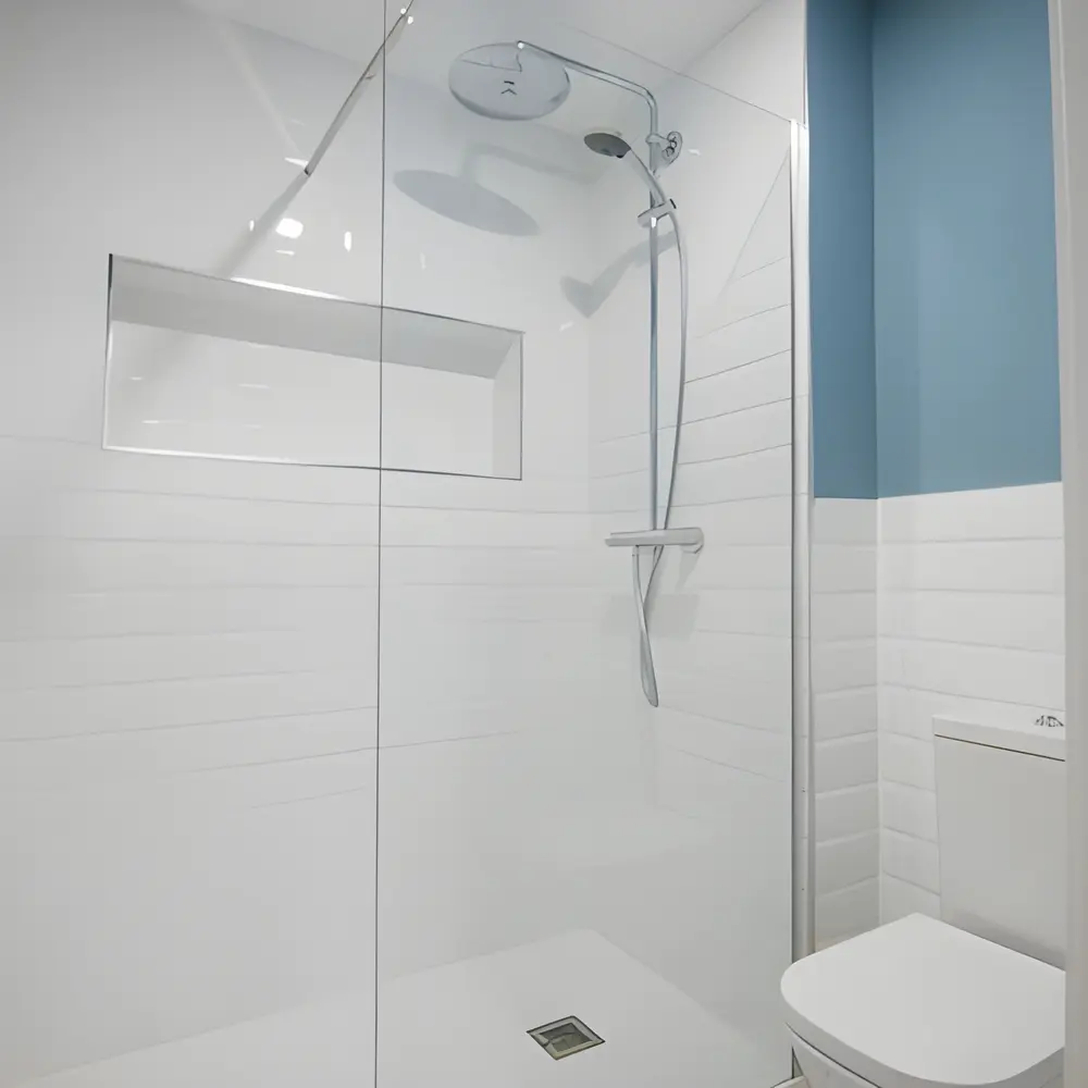 Alicatado de azulejos en un baño de Alcalá de Henares