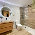 Baño reformado en Alcalá de Henares con mampara y grifería nueva